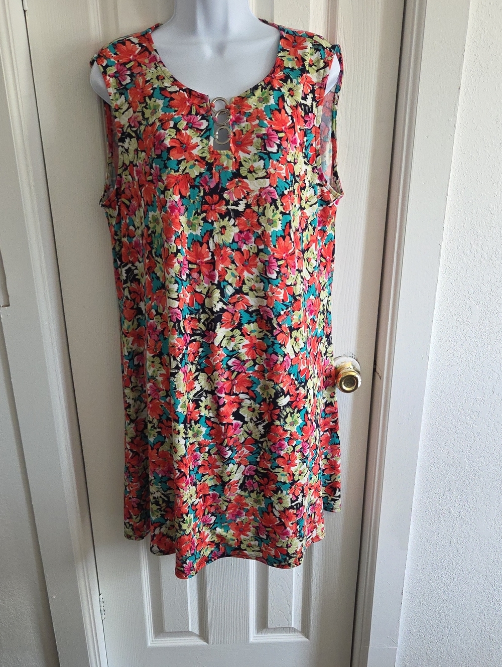 Ava & Grace Sleeveless Floral Shift Dress in Red, Green, Black